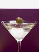 Olive fällt in Martiniglas