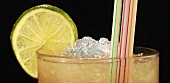 Caipirinha mit Strohhalmen (Ausschnitt)