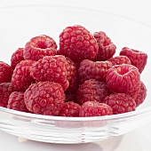 Raspberries in glass dish (close-up)