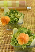 Grüner Salat mit Stiefmütterchen