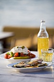 Miesmuscheln, Griechischer Salat und weisser Retsina