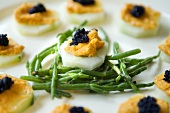 Gurkenhäppchen mit pikanter Creme & Kaviar auf Queller