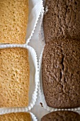 Small chocolate and plain cakes (close-up)
