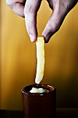 Pommes frites in Mayonnaise dippen
