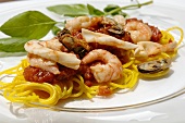 Safran-Spaghetti mit Meeresfrüchten