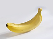 Eine Banane vor weißem Hintergrund
