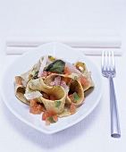 Frische Kräuter-Maltagliati mit gehackten Tomaten & Käse