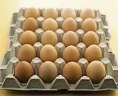 Eine Palette mit braunen Eiern