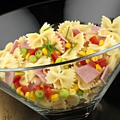 Farfalle with ham and vegetables