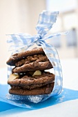 Macadamia-chocolate cookies filled with chocolate mousse