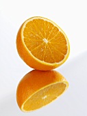 Eine halbe Orange mit Reflexion