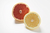 Zwei halbe Grapefruits