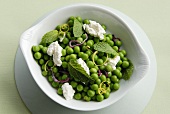 Lukewarm pea salad with ricotta and mint
