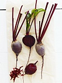 Peeled and unpeeled beetroot on paper