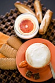 Colazione italiana (Italian breakfast with cappuccino and biscuits)