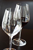 Leeres Weinglas und Weinglas mit Rotwein
