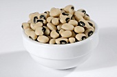 Black-eyed peas in ceramic bowl