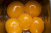 Fünf aufgeschlagene Eier