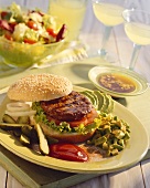 Hamburger mit Avocado, Ketchup und Essiggurken