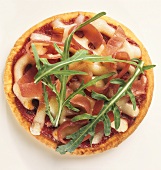 Eine Minipizza mit Schinken, Mozzarella und Rucola