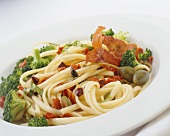 Linguine with broccoli, capers and ham