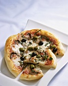 Pizza mit Sardellen und Oliven