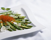 Grüner Spargel mit Kaviar, Kapern & Parmesan