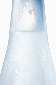 Ouzo in vereister Flasche (Ausschnitt)