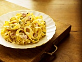 Egg tagliatelle with peas, ham and cream sauce