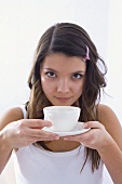 Mädchen hält Teetasse