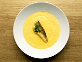 Curry soup with fried herring