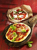 Pizza mit Tomaten und Mozzarella (gebacken und ungebacken)