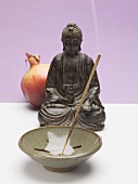 Räucherstäbchen in Keramikschale, Buddha, Granatapfel