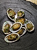 Abalone (Meeresschnecke) mit Kräuter-Zwiebelsauce