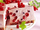 Quark cake with redcurrants (close-up)