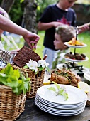 Smorgasbord-Buffet im Garten (Schweden)
