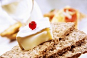 Crispbread with Camembert and redcurrant