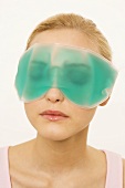 Entspannung für die Augen: Frau mit Gel-Brille