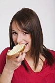 Junge Frau isst ein Butterbrot