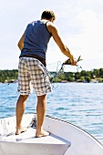 Mann beim Fischen auf einem Boot