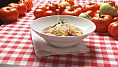 Frische Tomaten, Spaghetti mit Tomatensauce & Käse bestreuen