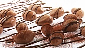 Mousse Au Chocolate mit Schokosauce und mit Kakaopulver bestäuben