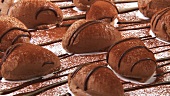 Mousse Au Chocolate mit Schokosauce und Kakaopulver