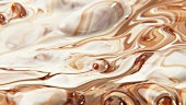 Nüsse in marmorierter Schokolade