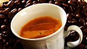 Sack mit Kaffeebohnen und einer Tasse Caffe Crema