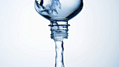 Wasser aus einer Plastikflasche gießen