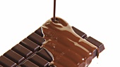 Eine Tafel Schokolade mit flüssiger Schokolade