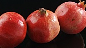 Granatäpfel in einer Reihe