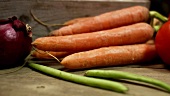 Frisches Gemüse (Zwiebeln, Karotten, Bohnen, Tomaten)