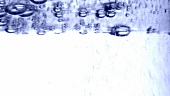 Luftblasen im Wasser (Close Up)